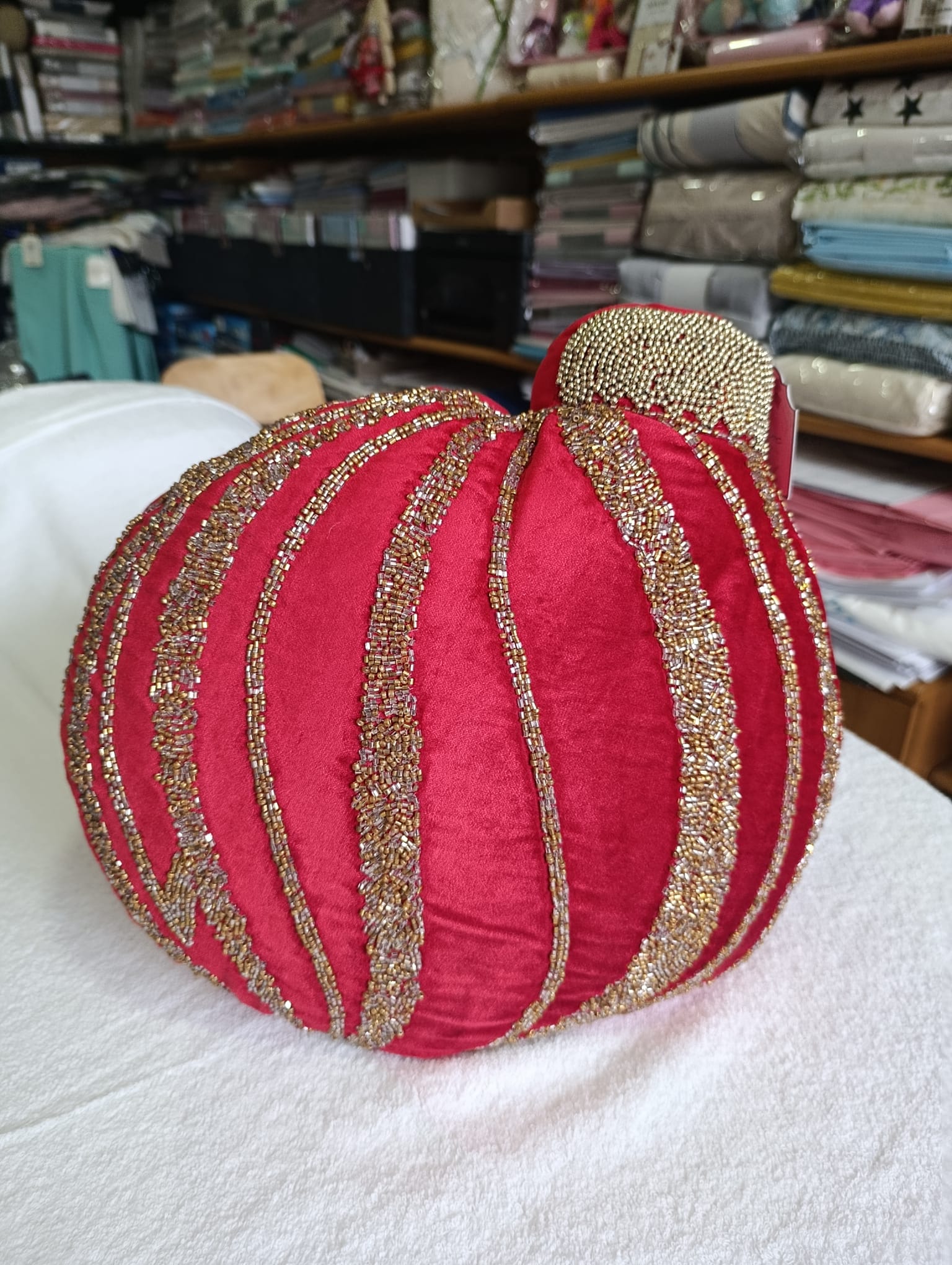 Cojín Decorativo Navideño Esfera de Navidad Rojo y Dorado - Imagen 7