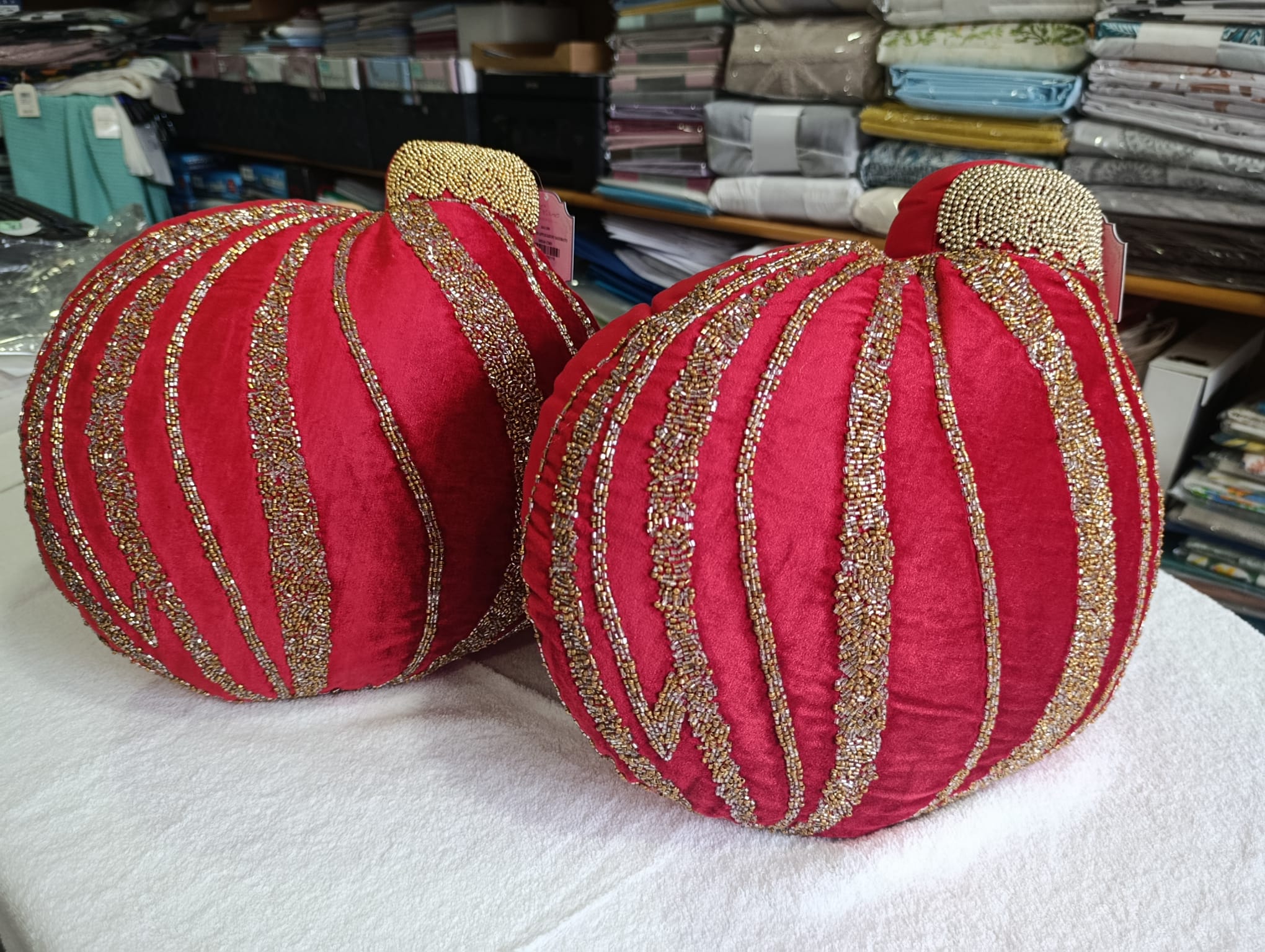 Cojín Decorativo Navideño Esfera de Navidad Rojo y Dorado - Imagen 8