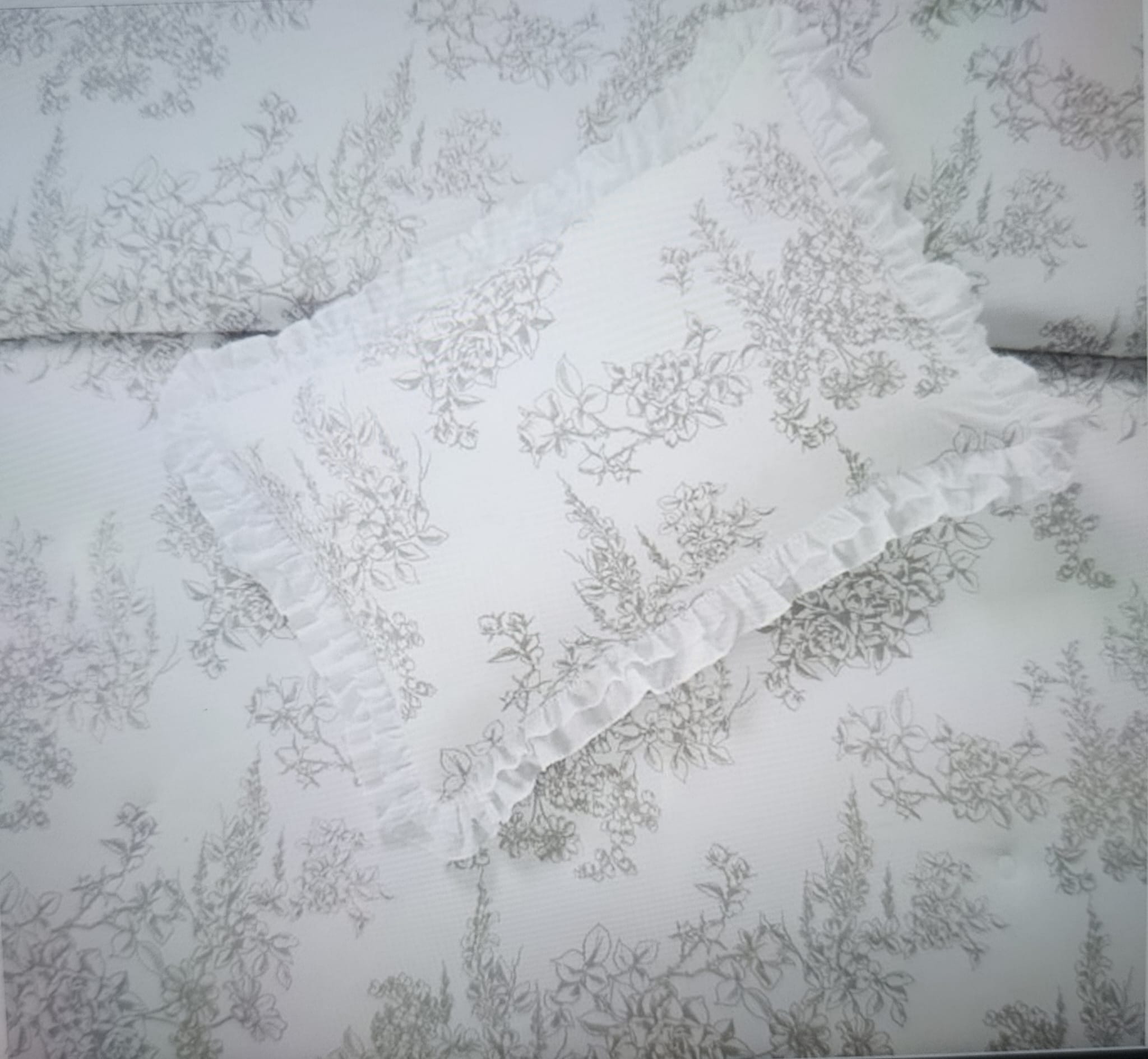 Edredón Fino de Otoño Flor de Sal – Blanco con Flores Grises - Imagen 4